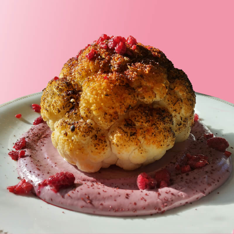 Chou-fleur rôti au four sauce framboise – recette vegan facile”.