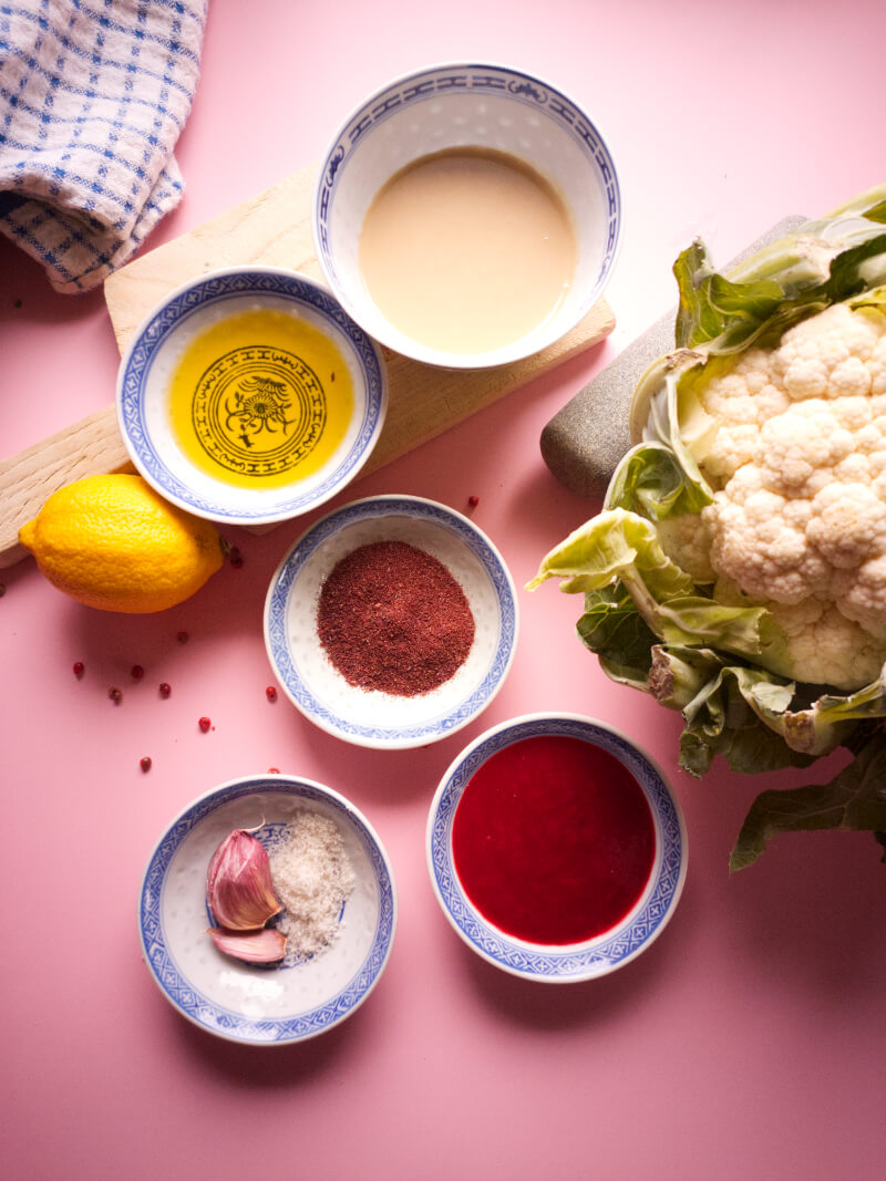 Set up des ingredients pour le racette de chou fleur rôti au four sauce tahini framboise