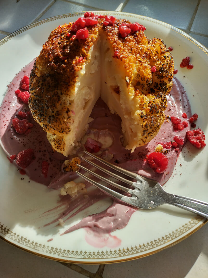 chou-fleur croustillant avec sa sauce rose à la framboise.