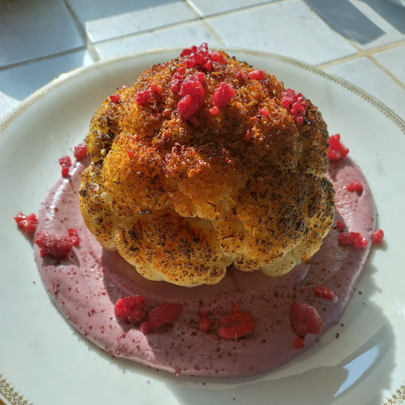 chou-fleur rôti au four avec une sauce framboise tahini.