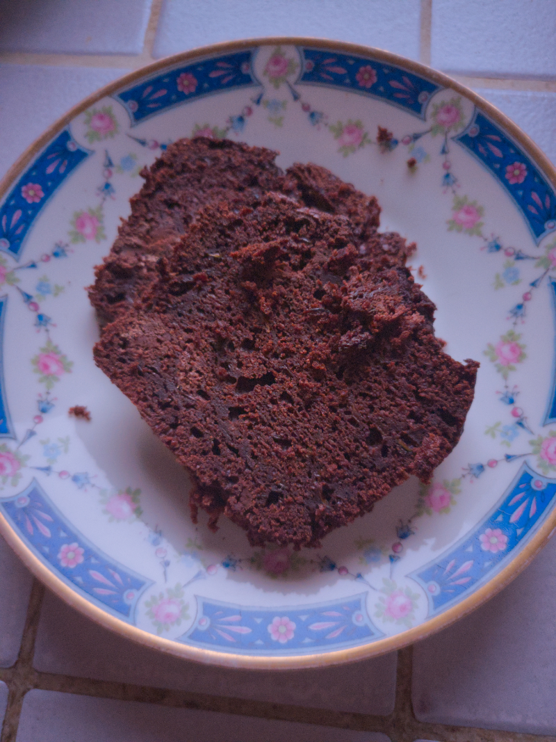 Gateau vegan au chocolat à la courgette dans une assiette