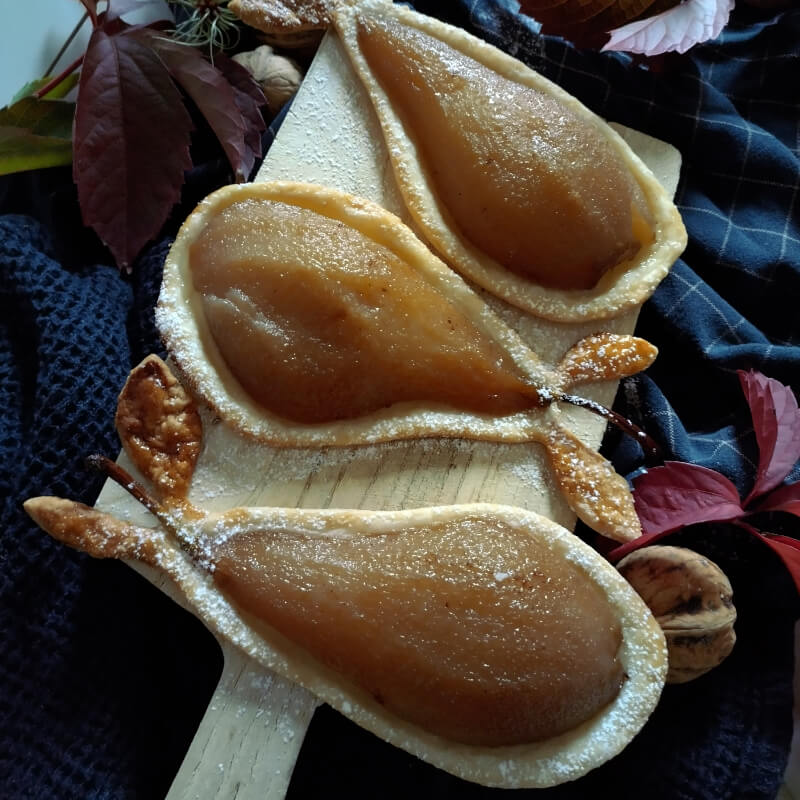 Tartelettes aux poires pochées dans des épices chai.